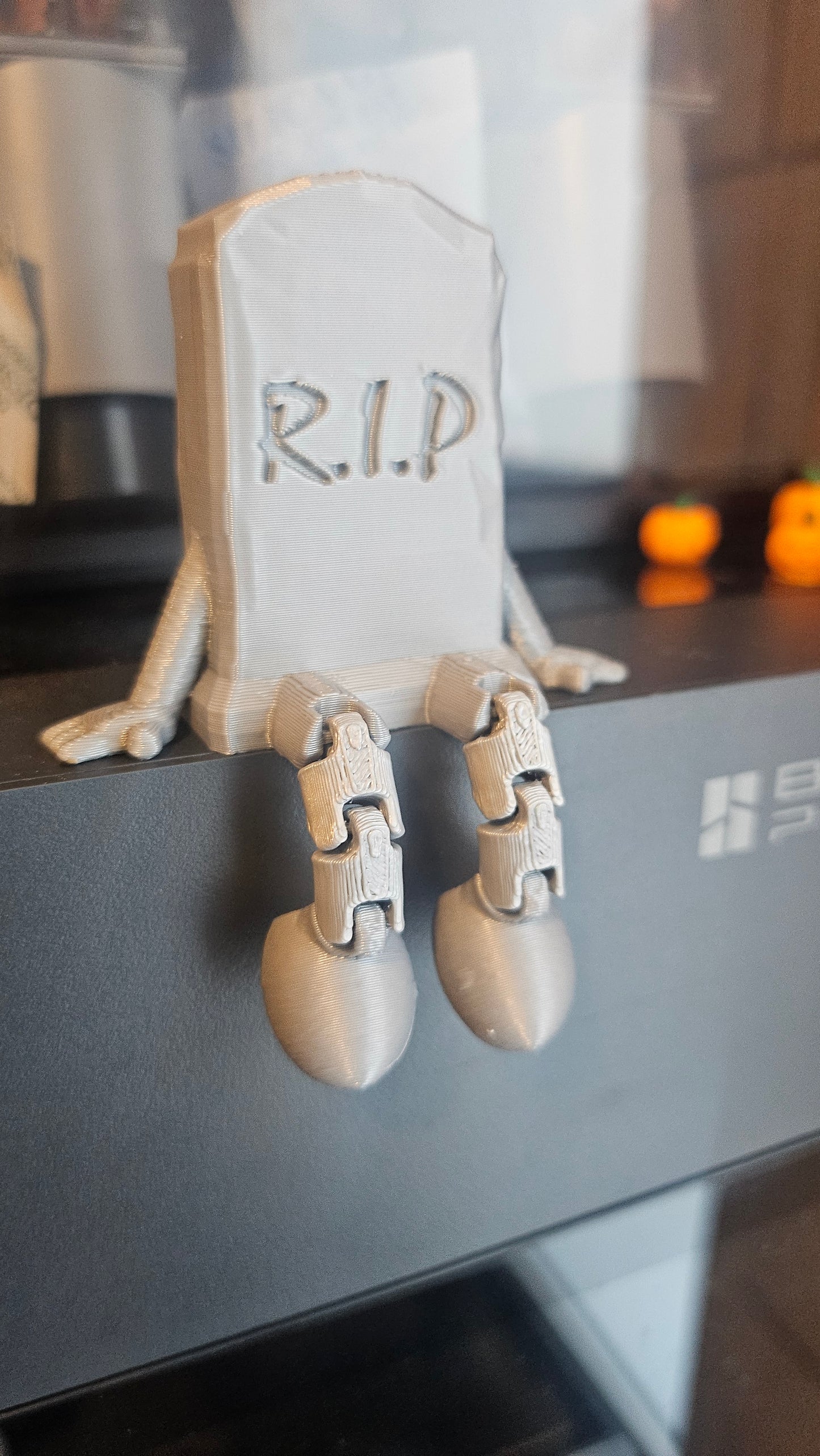 Halloween Grafsteen – Met Bungelende Beentjes ⚰️🦴