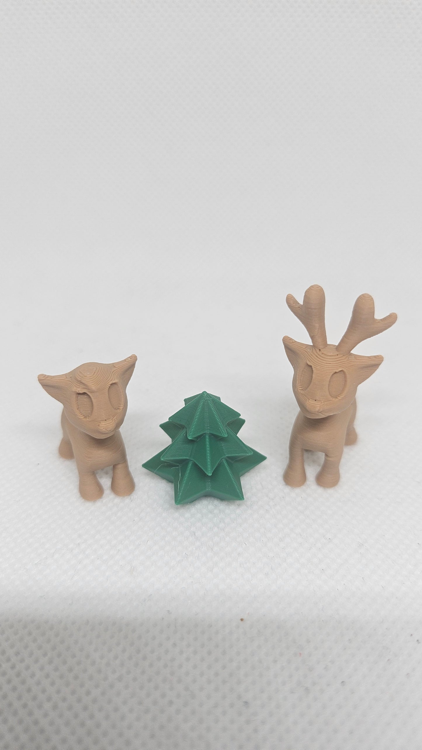 Mini Kerstdorp Set – 2 Hertjes & 1 Boompje (3 stuks)