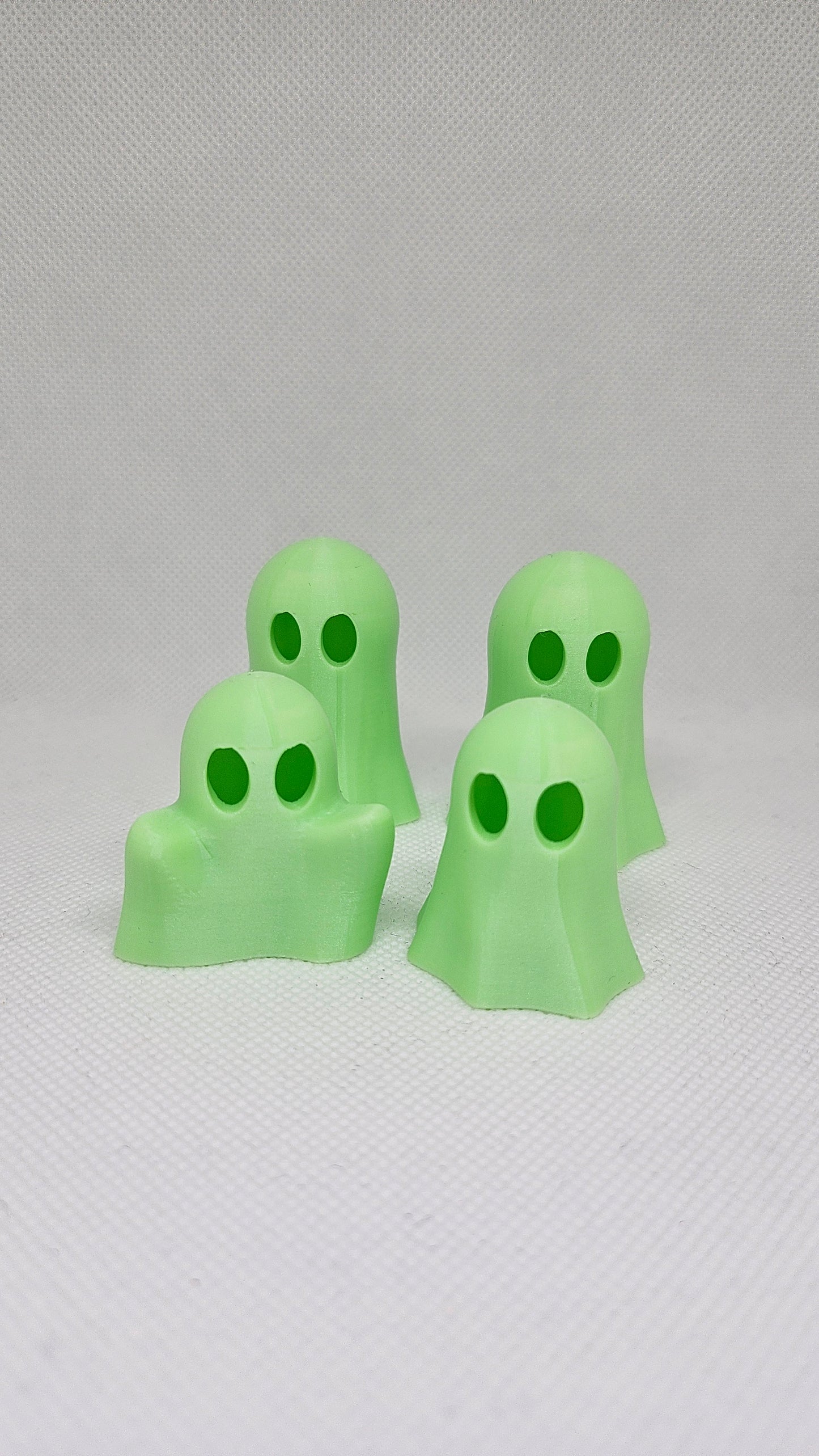 Spooky Ghost Family GLOW IN THE DARK – Halloween Decor Set (4 stuks) 👻✨