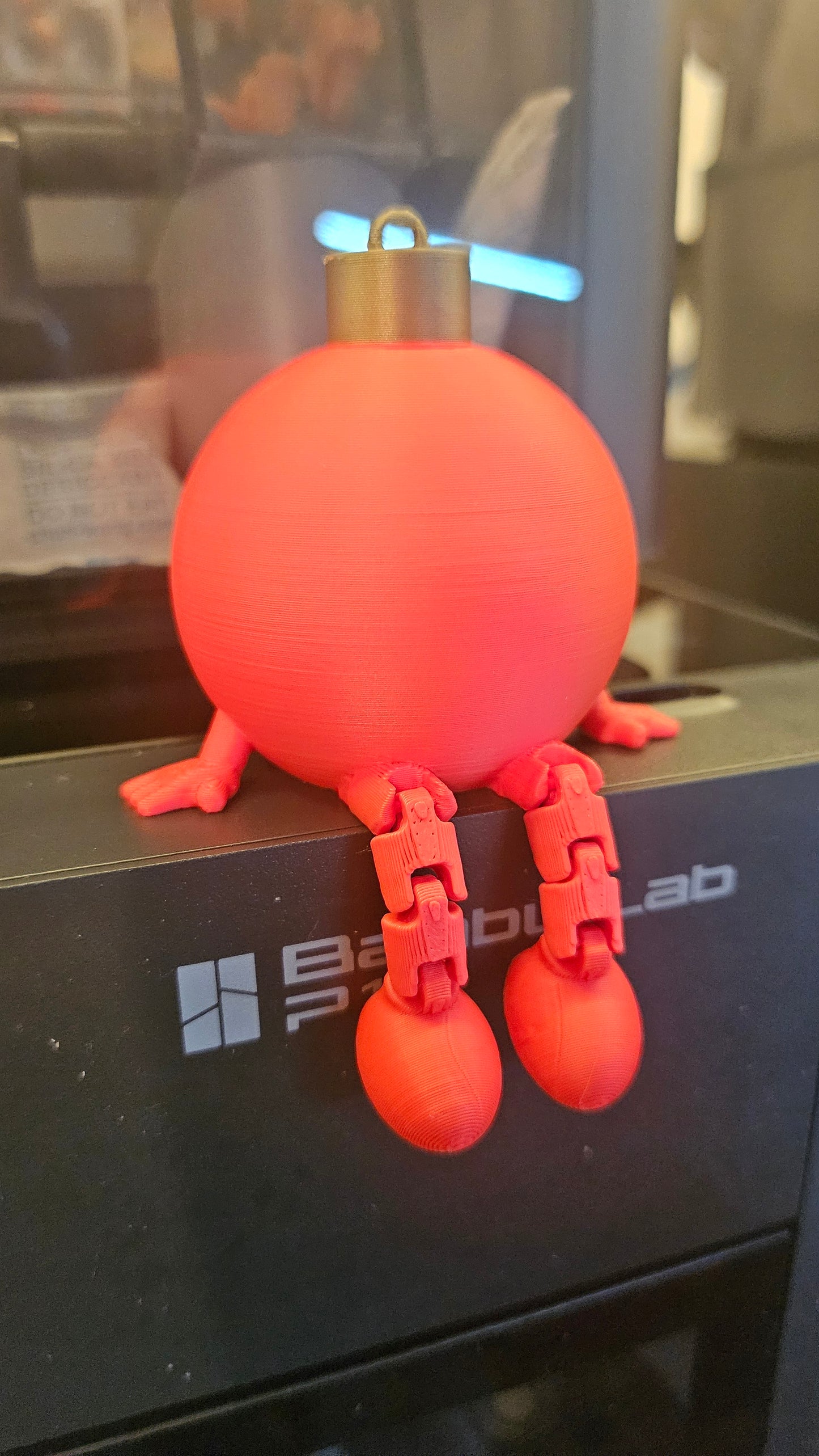 🎅 Zittende Kerstbal – 3D Geprint Ornament
