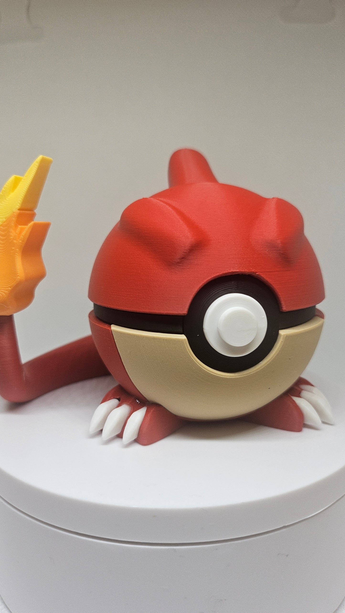 #0005 Charmeleon Ball (met voetjes) – 3D Printed Pokéball (7 cm)